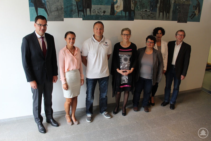 (v.l.) Landrat Sebastian Gruber mit Ines Hoffmann, Markus Kieninger, Karin Praml, Judith Wunder, Sibylle Müller und Ludwig Brunner. (Am Foto fehlen Theresa Meisetschläger und Alexandra Weiß.) Im Bereich der Beamten haben Theresa Niedermeier zur Beamtenanwärterin der 2. QE und zwei Beamtenanwärter/in der 3. QE (Karin Praml, Markus Kieninger) ihre Ausbildung begonnen. Zusätzlich werden drei Regierungsinspektoranwärterinnen (Ines Hoffmann, Theresa Meisetschläger, Alexandra Weiß) am Landratsamt Freyung-Grafenau eingesetzt.