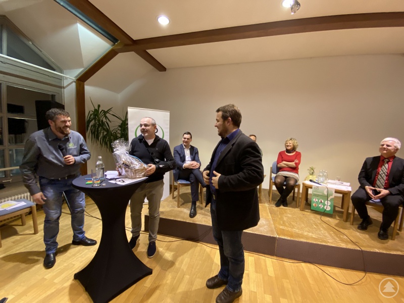 1. Vorsitzender Georg Peschl (l.) und Vorstandsmitglied (Johannes Geier (r.) bedankte sich bei Martin Gruber(Mitte) für seine hervorragende Moderation.