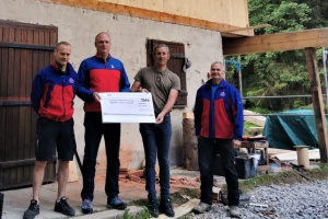 Holz Resch spendet über 3.500 € für Renovierung der Bergrettungswache am Dreisessel