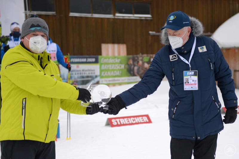 Übergabe der Tophäe an Herbert Unnasch (links)
