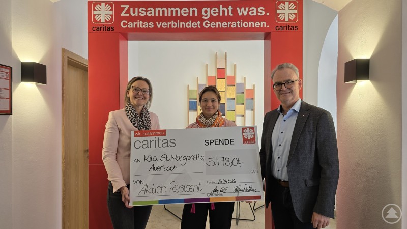 Ein Beitrag für Ausbildung und Zukunft: Der Kindergarten St. Margaretha in Auerbach erhält Mittel aus der Restcent-Aktion der Caritas Passau. Leiterin Frau Lex nimmt den Scheck von Vorständin Andrea Anderlik und Vorstand Stefan Seiderer entgegen. Eine Vertreterin des Kindergartens St. Margaretha in Auerbach nimmt gemeinsam mit den Verantwortlichen der Caritas einen Spendenscheck entgegen.