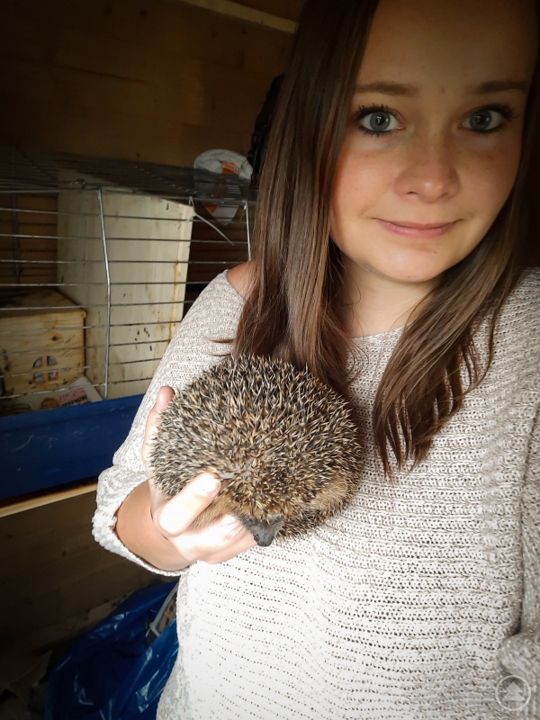 Evelyn mit einem Pflegeigel