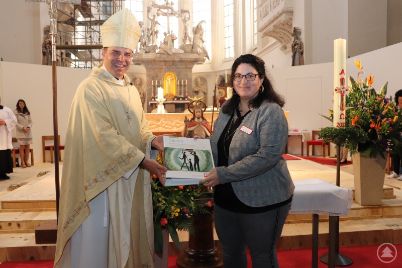 Bischof Dr. Stefan Oster überreicht Birgit Zachariae das Bistumsrahmenhandbuch