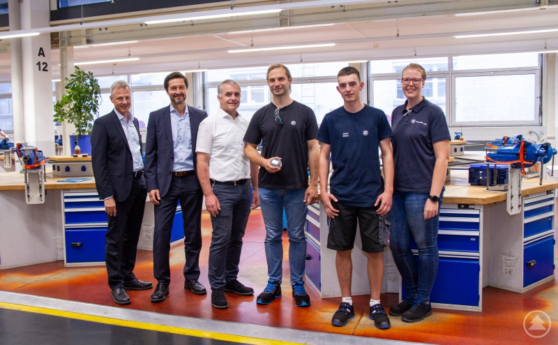 Sie gaben MdL Toni Schuberl (4.v.l.) einen Einblick in unterschiedliche Unternehmensbereiche von ZF am Standort Passau (v.l.): Kommunikationsleiter Gernot Hein, Werksleiter Klaus Schartner, Ausbildungsleiter Roland Biebl, Azubi Julian Zillner und Ausbildungsmeisterin Veronika Stockinger.