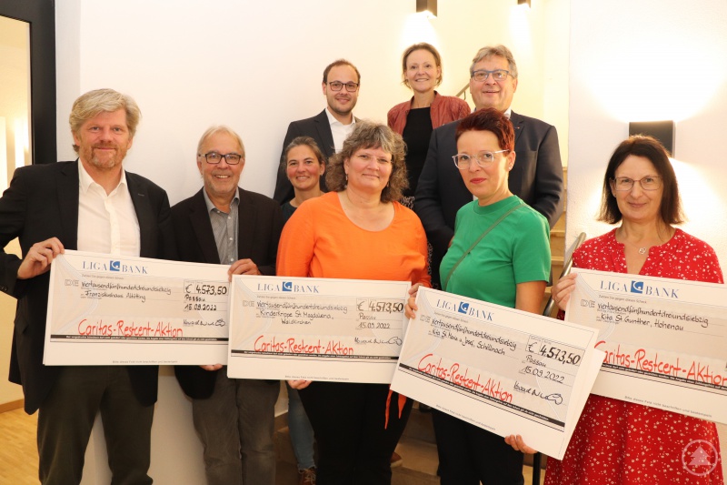 Über den Restcent-Scheck für die Ausbildung freuten sich das Franziskushaus in Altötting mit Johannes Erbertseder und Frank Einwanger, die Kinderkrippe St. Magdalena in Waldkirchen mit Daniela Weiß und Dagmar Tausch, die Kita St. Maria und Josef in Schöllnach mit Andrea Hohenwarter und die Kita St. Gunther in Schönbrunn a. Lusen/Hohenau mit Astrid Draken, sowie zusammen mit dem Fachbereichsleiter Personalabrechnung Patrick Lang (hinten, links) und den Caritasvorständen Mag.a (FH) Andrea Anderlik, MSc und Diakon Konrad Niederländer.