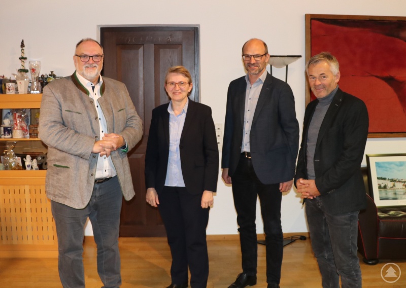 Oberbürgermeister Jürgen Dupper (von links), Schulleiterin Heide Freudenstein, ständiger Vertreter der Schulleiterin Dr. Michael Bucher und Bildungsreferent Werner Lang