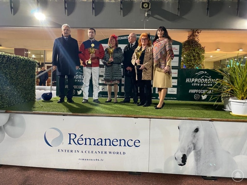 Bürgermeister Louis Nègre (links), Stadträtin Laurence Trastour (von rechts), die weitere Stellvertreterin des Oberbürgermeisters Erika Träger sowie die beiden Präsidenten der Partnerschaftsvereine Philip Bousquet und Heidi Weber überreichten unter anderem dem siegreichen Jockey François Chapdelaine einen Pokal.