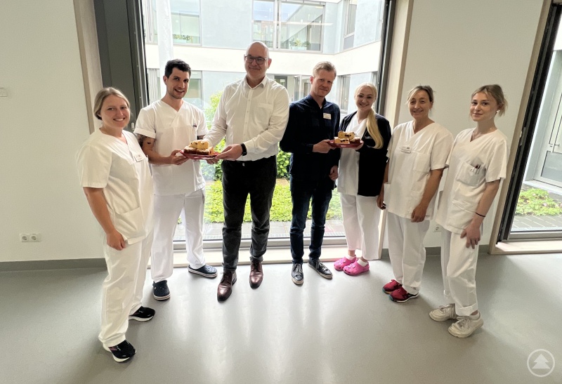 Stellvertretender Pflegedirektor Hans-Peter Hartl (3.v.l.) beliefert die Stationen mit Kuchen als Dankeschön zum Internationalen Tag der Pflege.