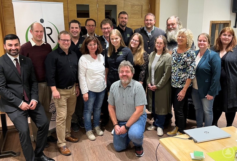 „Gesamte Vorstand bedankte sich bei allen Anwesenden“: (v.L. Muhanad Al-Halak (MdB), Thomas Seidl (LRA), Armin Wildfeuer (Beisitzer), Tim Weidinger (Geschäftsführer KJR), Hildegard Köck (Sachbüro KJR), Gerhard Poschinger (BGM Perlesreut), Martin Geier (BGM Schöfweg), Lisa Göttl (Beisitzerin), Martin Wagner (Vorsitzender KJR) Martina Weiß (Beisitzerin), Christoph Weishäupl (Kreisrat), Christiane Grapentin (Beisitzerin), Karel Kleijn (Beisitzer), Hildegard Greiner (Stv. Landrätin), XXXXX(DGB Jugend), Marie Scherer (Sachbüro KJR); vorne: Sebastian Ortner (Bezirksjugendring NdB)