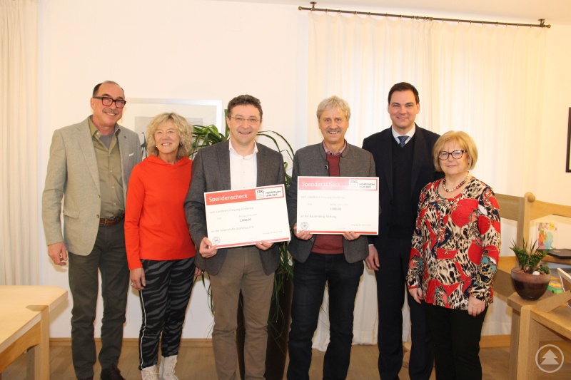 Geschäftsführer der Lebenshilfe Grafenau e.V. Max Gibis (3. v.l.) und Stiftungsratsvorsitzender Heinrich Höcherl (3. v.r.) freuen sich mit Landrat Sebastian Gruber (2. v.r.) und seinen Stellvertretern Franz Brunner (links), Hilde Greiner (2. v.l.) und Helga Weinberger (rechts) über die großzügigen Spenden.