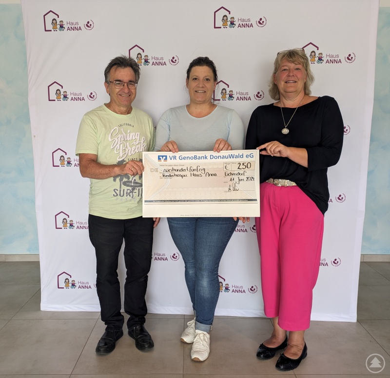 v. l. Alexander Lehner (Personalratsvorsitzender der Agentur für Arbeit Deggendorf), Alexandra Santl (Mitarbeiterin im Haus ANNA), Astrid Antersberger (Mitarbeiterin der Familienkasse Bayern Süd)