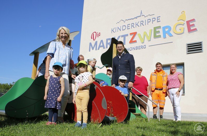 Die Marktzwerge haben jetzt einen ganzen Garten voller Erlebnisse. An einem Multi-Gerät für das spielerische Üben kindlicher Motorik gab es das Gruppenfoto der Beteiligten. Spaß macht es aber auch. Foto: Markt Schönberg