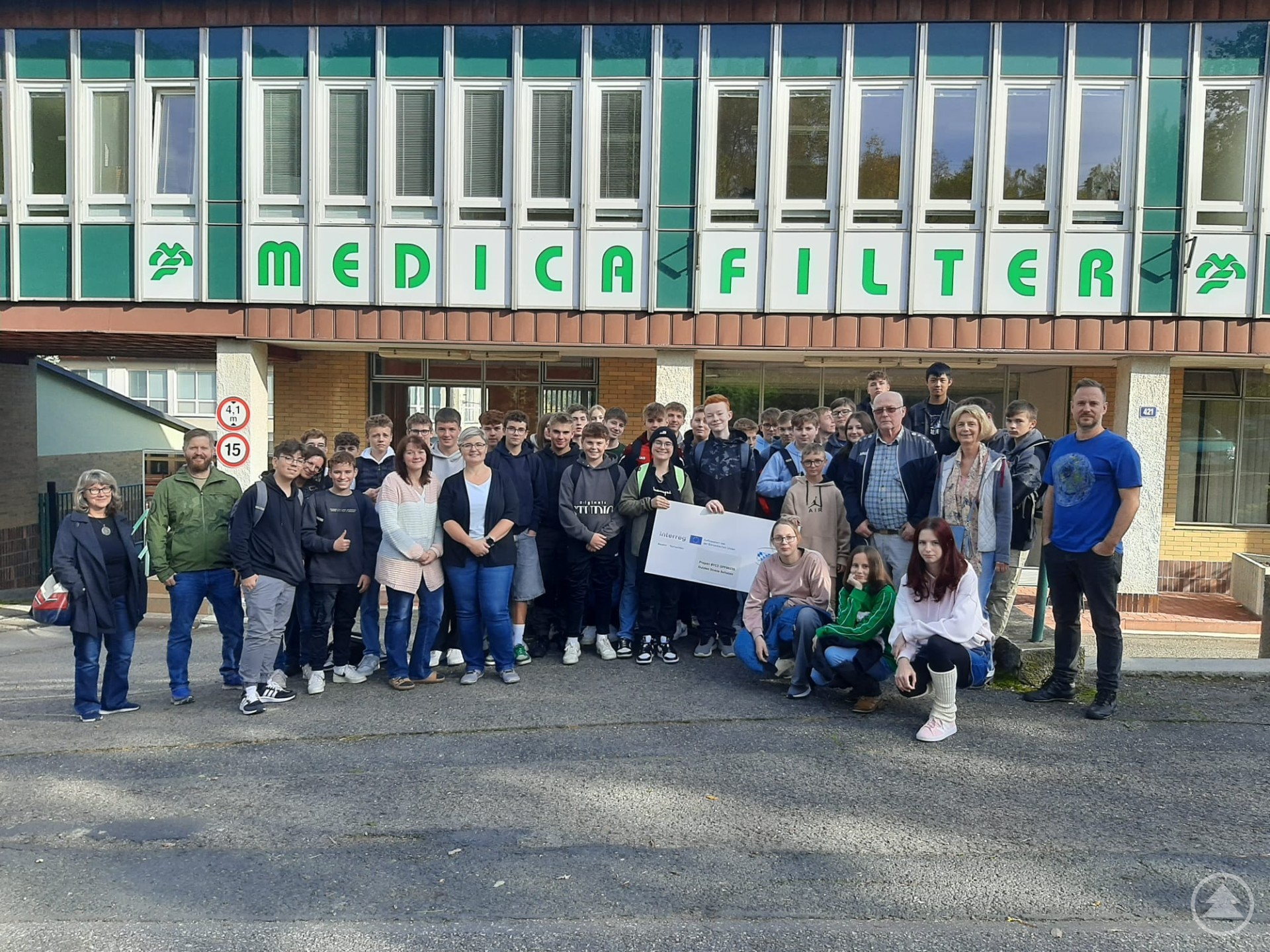 Im Rahmen der gemeinsamen Berufsorientierung besichtigten deutsche und tschechische Schüler die Medica Filter Company in Bergreichenstein, der Partnerstadt Grafenaus
