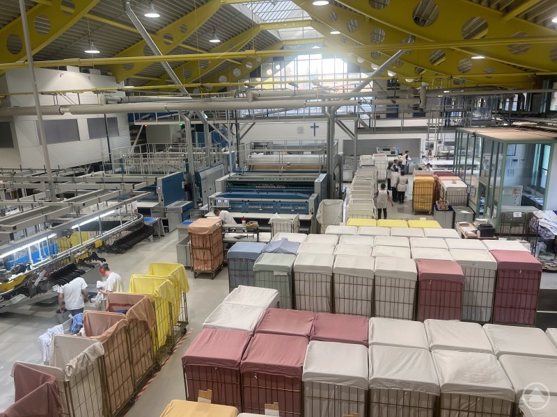 Ein Blick in die Wäscherei, hier werden unter anderem Textilien der anliegenden Krankenhäuser gewaschen und aufbereitet. MU-FRG_Bild4_WW.jpg