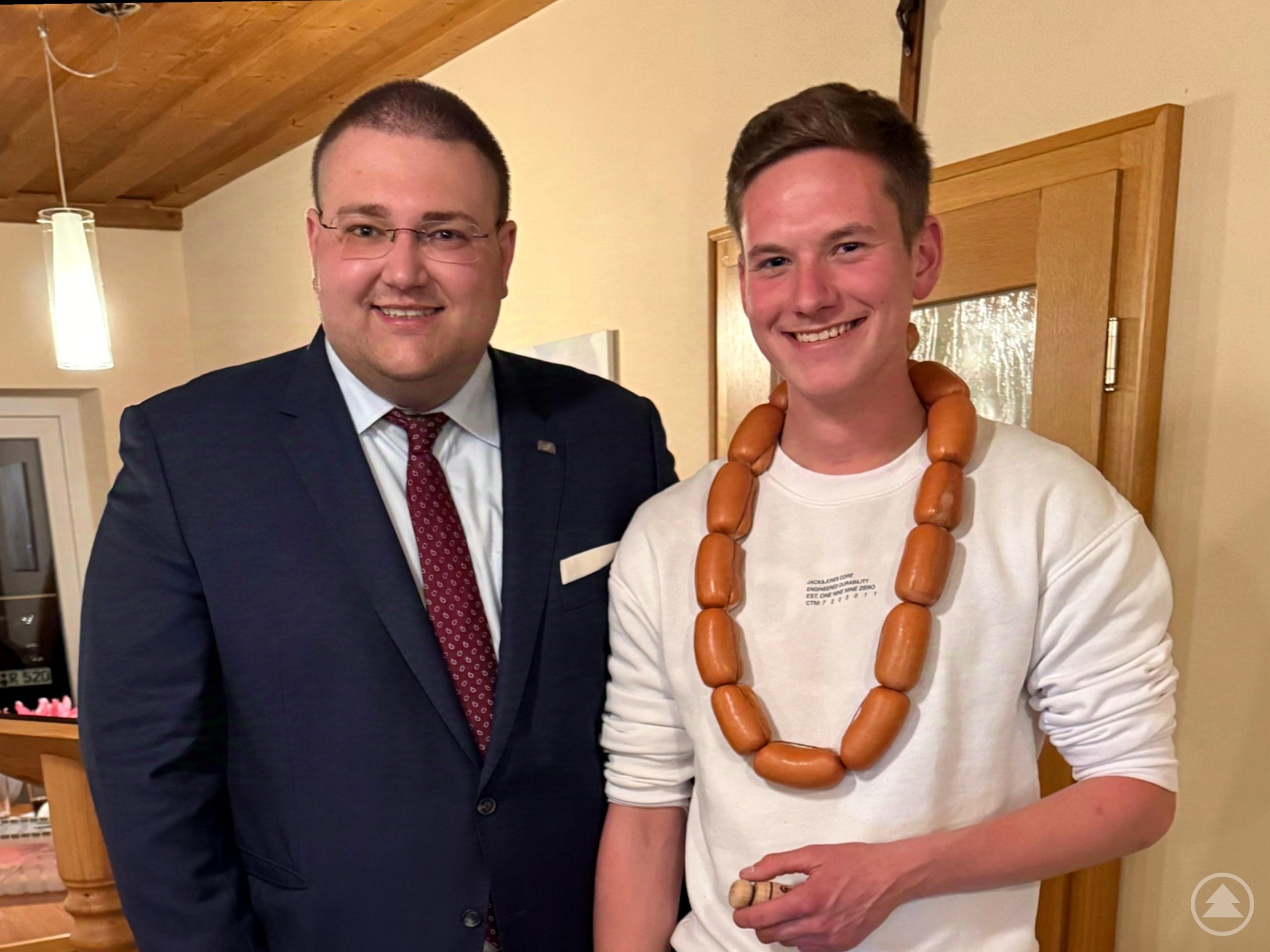 Kürung des Stopselkönigs: 1. Vorsitzender Christoph Weishäupl (li.) mit Stopselkönig Julian Duwe (re.)