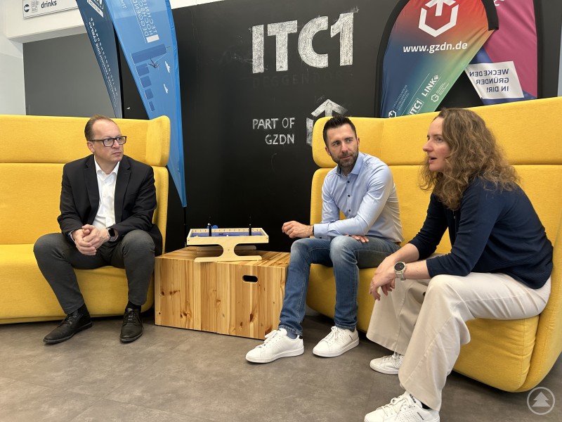 MdL Martin Behringer (v.l.) informierte sich bei Thomas Keller und Veronika Fetzer über aktuelle Lage und Wünsche an die Politik des ITC1 in Deggendorf. MdL Martin Behringer (v.l.) informierte sich bei Thomas Keller und Veronika Fetzer über aktuelle Lage und Wünsche an die Politik des ITC1 in Deggendorf.