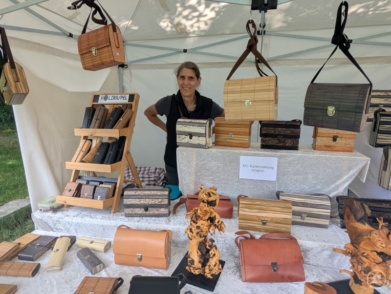 Marion Eller begeistert Modefans mit ihrer Marke Stand mit Holzhandtaschen und Kunsthandwerkerin Marion Eller von Holzraspel