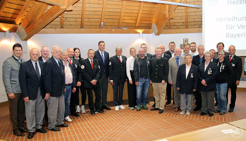 Landrat Sebastian Gruber und BRK-Kreisvorsitzender Ludwig Lankl (Mitte) mit den Geehrten, Bereitschaftsleitern und Bürgermeistern Gruppenfoto in einem Festsaal: Geehrte Mitglieder des BRK mit Landrat Sebastian Gruber, BRK-Kreisvorsitzendem Ludwig Lankl sowie weiteren Vertretern und Gästen.