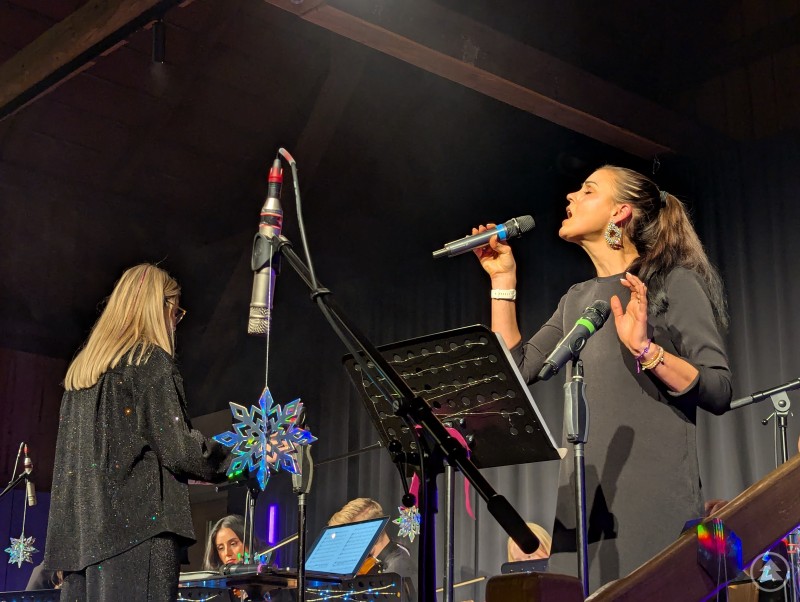 Neben dem Musikschulorchester verzauberten auch zahlreiche Solisten, der Kinderchor und die Trommelgruppe das Publikum. Sängerin und Dirigentin beim Musikschulkonzert