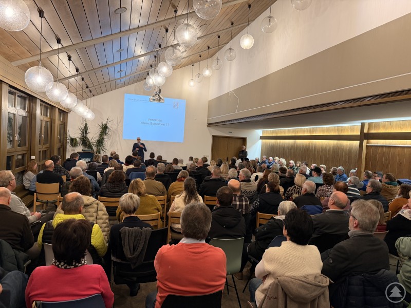 Blick in den voll besetzten B&uuml;rgersaal, in dem viele Besucher einem Vortrag zum Thema Erben und Vererben folgen.