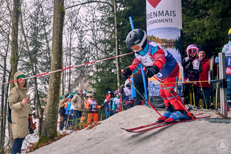 Spannender Start beim MiniBlitz, dem Kinderrennen im Rahmen des ArberBlitz. Mehrere Kinder stehen mit Skiern am Start eines Rennens. Im Vordergrund fährt ein Kind konzentriert los, im Hintergrund warten weitere Teilnehmer.