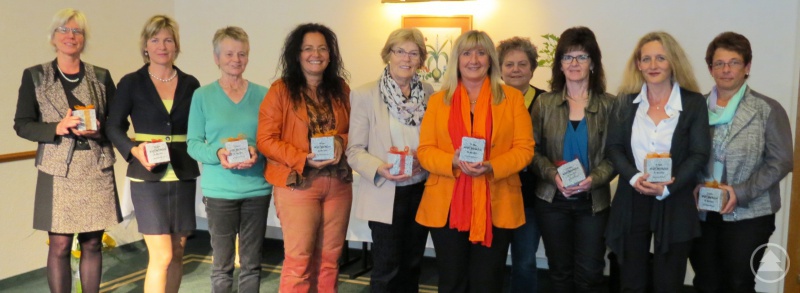 Aktive und ehemalige Gründungsmitglieder erhielten bei der Jubiläumsfeier ebenfalls einen Granit-Pflasterstein als Erinnerungsgeschenk (v.l.):  Birgit Esker, Dr. Ursula Diepolder, Anne Osswald (ehem.), Manuela Binder, Maria Simmel (ehem.), Roswitha Prasser, Sonja Süssenbeck (ehem.), Ulrike Bauer, Dr. Gaby Kraus-Primbs und Adele Niedermeier.  Nicht im Bild, aber ebenfalls zu den derzeit neun aktiven Gründungsmitgliedern gehören noch Gerda Biel und Monika Kreuzer. Alle aktiven Gründungsmitglieder dürfen sich 2016  auf ein betragsfreies Vereinsjahr freuen.