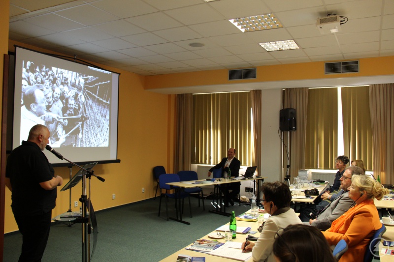 Gebannt lauschen die Konferenzteilnehmer dem Vortrag von PhDr. Ladislav Čepička zum Thema „Die Entstehung des Eisernen Vorhangs“, links: PhDr. Ladislav Čepička, am Fenster im Hintergrund: der Vorsitzende der tschechischen Tourismusorganisation Jiří Mánek; rechts vorne: die stellvertretende Landrätin von Freyung-Grafenau Renate Cerny; daneben: Bezirkshauptfrau Wilbirg Mitterlehner aus dem oberösterreichischen Bezirk Rohrbach sowie der Pressesprecher und für die grenzüberschreitende Zusammenarbeit zuständiger Sachgebietsleiter des Landratsamts Freyung-Grafenau Karl Matschiner.