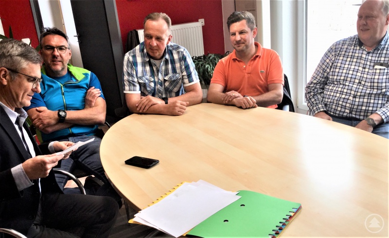 Anhand statistischer Zahlen diskutiert MdL Alexander Muthmann  mit Führungskräften der Feuerwehr im Landkreis Regen die Ausbildungssituation. Neben ihm Kreisbrandinspektor  Michael List, Kreisbrandrat Hermann Keilhofer, Verbandsvorsitzender Martin Sterl und Kreisbrandinspektor Christian Striedl (von links).