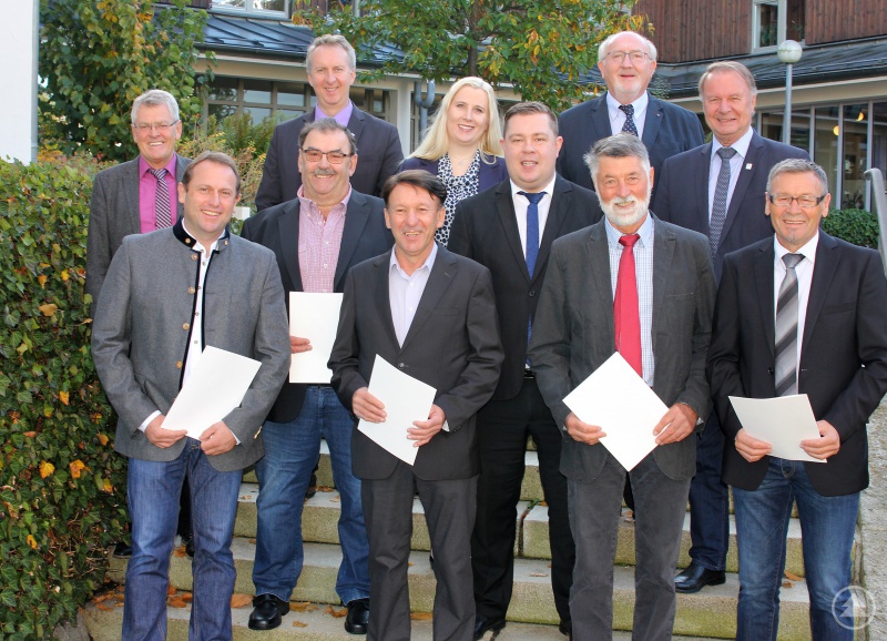 Die Geehrten Reinhard Berger, Paul Kuffner, Oswald Wenig, Hermann Kastl und Johann Mühlbauer mit den Landräten Michael Adam, Willi Killinger, Erich Muhr und Helmut Plenk. Ebenso die Kollnburger Bürgermeisterin Josefa Schmid und der Rinchnacher Bürgermeister Michael Schaller.