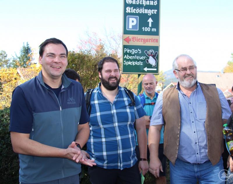 Landrat Sebastian Gruber, Wanderführer Andreas Klessinger und Bürgermeister Max König (von links) zeigten sich bei der Begrüßung hocherfreut über die stattliche Anzahl an Mitwanderern.