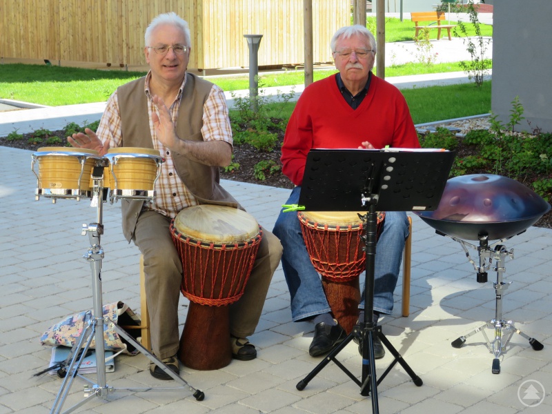 Kurt Deutsch (re.) und Walter Auer sorgen vor St. Gisela mit afrikanischen und lateinamerikanischen Rhythmen für Schwung.