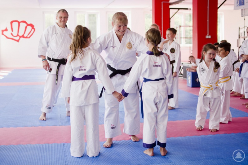 Erläutern von Sicherheitstipps in der Schülergruppe des Karate Clubs