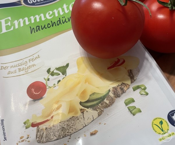 Verschiedene Lebensmittel, wie auch Käse und Tomaten, können unangenehme Symptome hervorrufen.