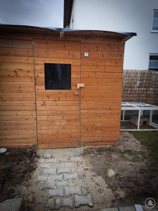 Das neu gebaute, beheizte Gartenhaus. Daneben sind die Außengehege für den kontrollierten Winterschlaf - für diejenigen, die das passende Gewicht schon erreicht haben.