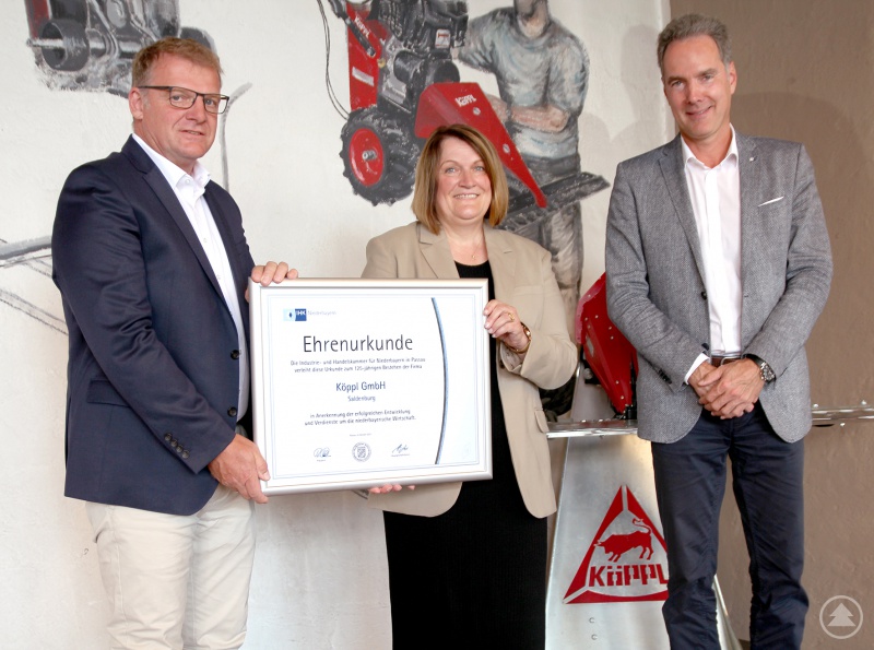 v.r.: IHK-Hauptgeschäftsführer Alexander Schreiner überreichte die Ehrenurkunde zum Betriebsjubiläum an Birgit Wolf und Karl Köppl Junior