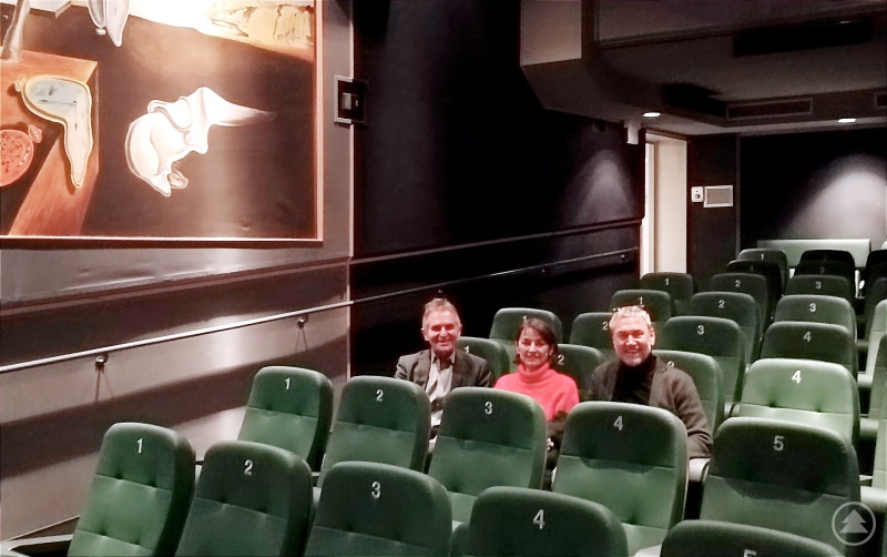 MdL Walter Taubeneder (links) gratuliert den Verantwortlichen der Filmgalerie Bad Füssing, Christian Mitzam (rechts) und Karin Mitzam (Mitte) zur erneuten Auszeichnung mit einer Kino-Programmprämie.