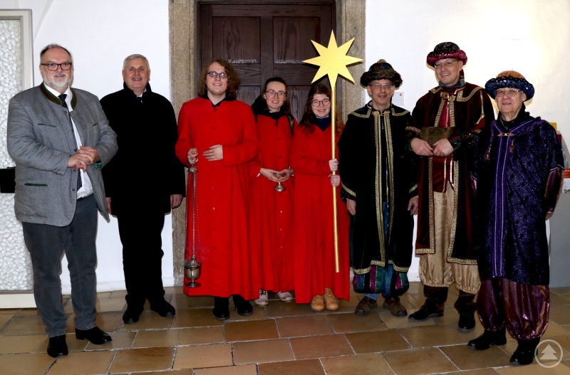 v.l.: Oberbürgermeister Jürgen Dupper mit Dompropst Dr. Michael Bär, einer Gruppe von Domministranten sowie Konrad Mader, Dr. Roland Feucht und Max Absmeier als Heilige Drei Könige.