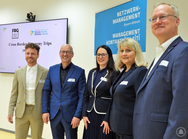 Von links: Johannes Gastinger, Wirtschaftsreferent des Landkreises Freyung-Grafenau, Kaspar Sammer, Geschäftsführer Europaregion Donau-Moldau und Euregio Freyung, Jaroslava Pongratz, Netzwerkmanagerin Bayern – Böhmen, Jaroslava Martanová, Bürgermeisterin Stadt Vimperk, Ingo Herzog, Geschäftsführer Rohde & Schwarz Vimperk.