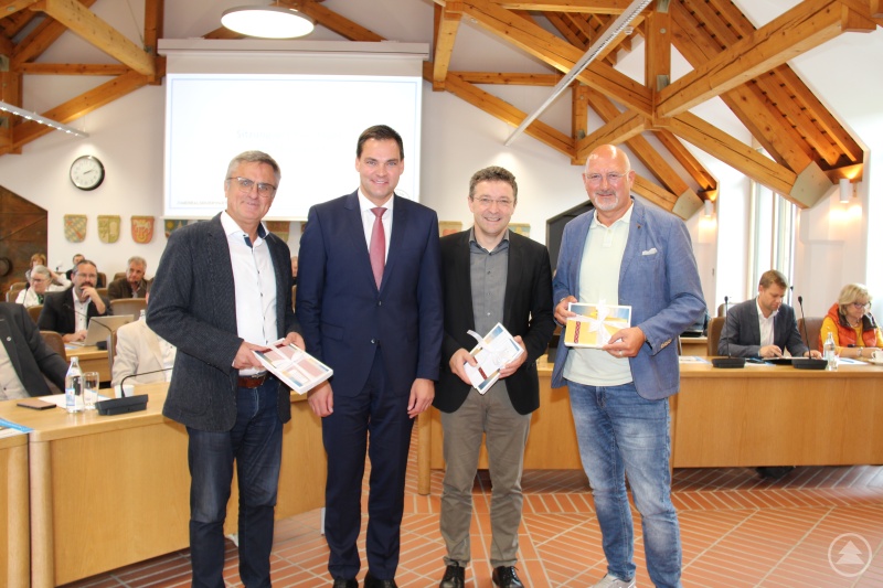 Einen Dank für ihren Einsatz im Sinne des Landkreises sprach Landrat Sebastian Gruber (2. v. l.) den ausgeschiedenen Landtagsabgeordneten Alexander Muthmann (links), Max Gibis (3. v. l.) und Manfred Eibl (4. v. l.) aus.