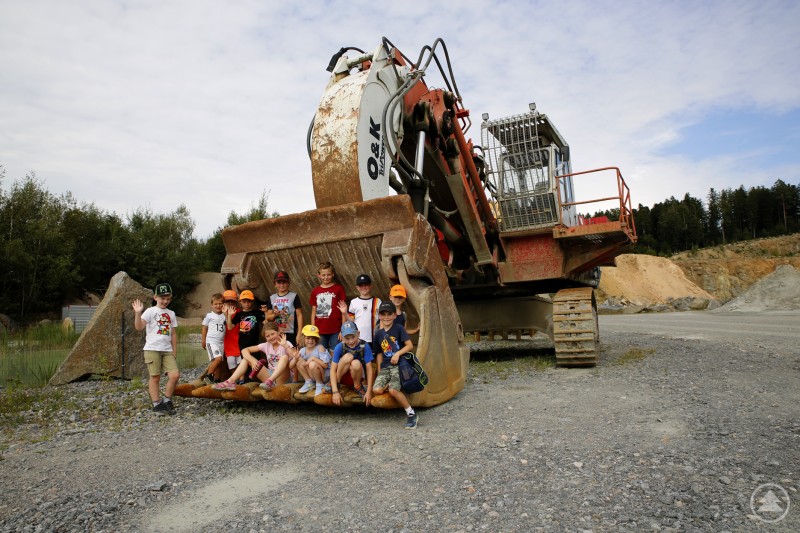 Von der Ferne betrachtet ist vom Steinbruch Thiele gar nicht so viel zu sehen. Aber innen drin gibt es richtig große „Wow-Geräte“, die bis zu 500 PS leisten, um mit einer Baggerschaufel auch noch deutlich mehr aufnehmen zu können, als 12 Ferien-Knirpse.