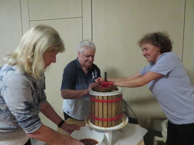 Apfelsaft pressen - Den selbst hergestellten Apfelsaft sofort zu genießen, war für alle ein ganz besonderer Genuss.