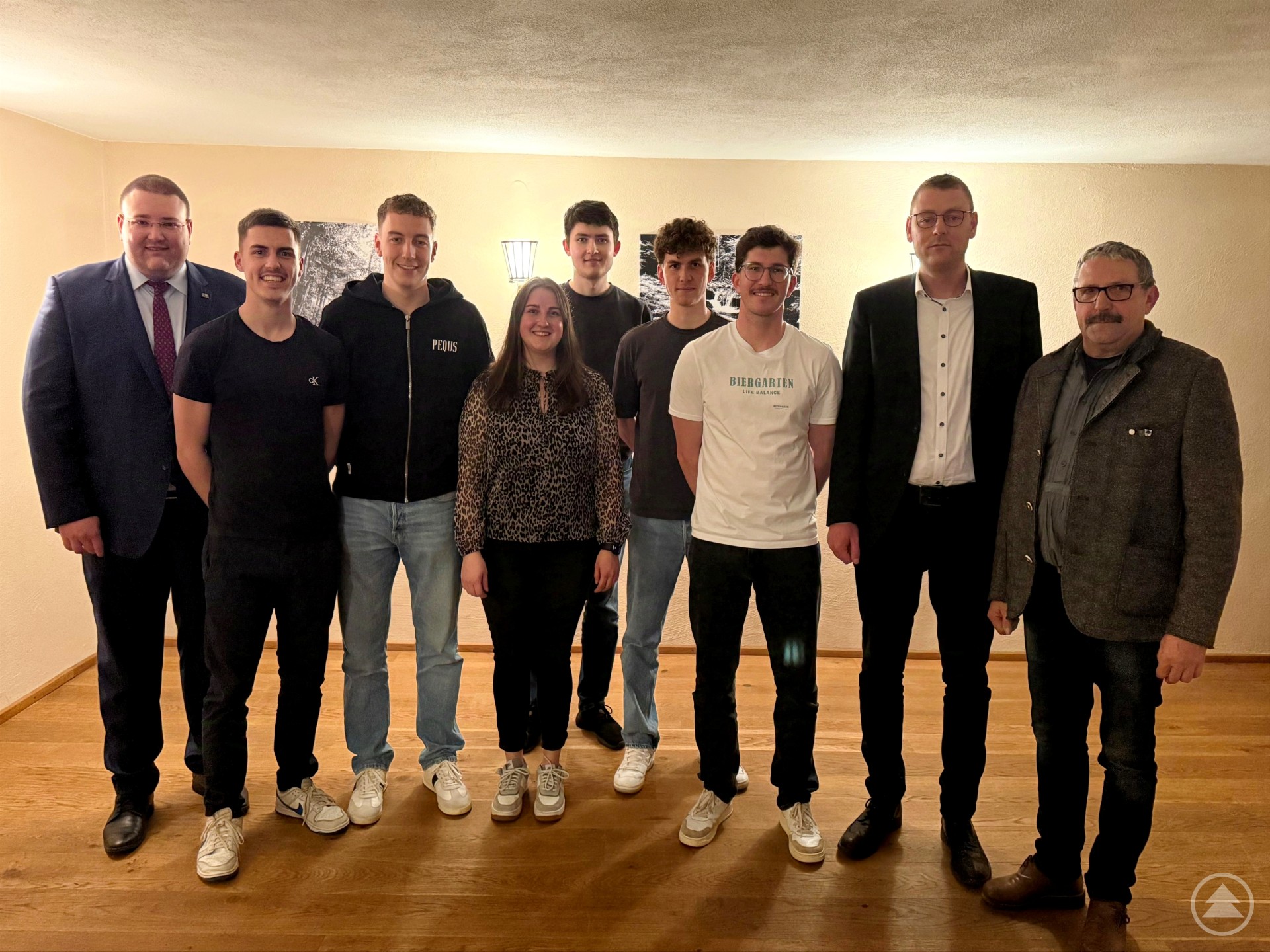 Vorstellung der Neumitglieder: (v. links n. rechts) 1. Vorsitzender Christoph Weishäupl, Mathias Ilg, Philipp Reitberger, Anika Oberneder, Michael Scherzer, Jakob Weber, Philipp Michl, 3. Bürgermeister Christoph Endl und Vereinsbeauftragter Otto Christoph.