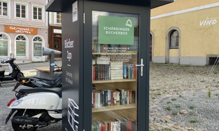 Neue Bücherbox am Unteren Stadtplatz eröffnet – Lesen, Tauschen, Nachhaltigkeit leben