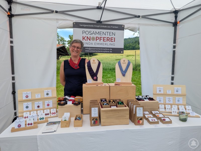 Linda Emmerling teilt die Faszination für die Posamentenknopferei mit den Gästen Verkaufsstand mit handgemachten Knöpfen