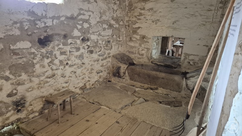 Gemauerter Stall im Sachl gemauerter leerer Stall mit Melkstuhl und altem Wassertrog und einer Mistgabel