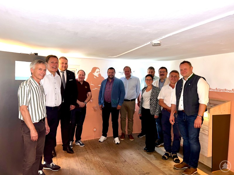 v.L. Karl Filsinger (1. Vorsitzender des Fördervereins), Gerhard Wimmer, Christoph Weishäupl (Vorsitzender des JU-Kreisverbandes FRG), Josef Demm, Siegfried Freund, Mario Dumps, Sonja Kozeny, Armin Urmann, Max Ertl, Herbert Schiller, Stefan Behringer (Vorsitzender der MU Freyung-Grafenau) Eine Gruppe von elf Personen steht in einem kleinen, schlicht beleuchteten Museumsraum, lächelnd in Richtung Kamera.