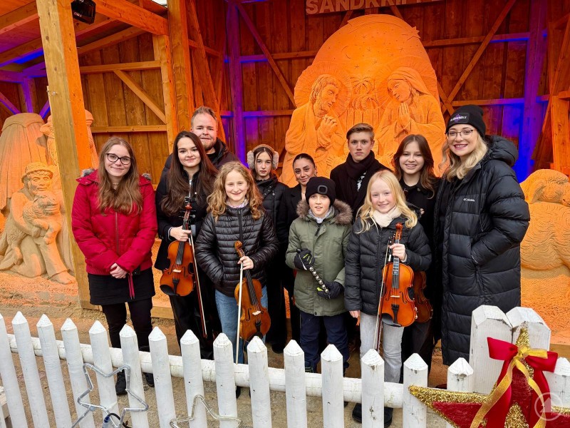 Sorgten für eine stimmungsvolle musikalische Umrahmung: Schüler und Lehrkräfte der Deggendorfer Musikschule KlangWelt. Musikschüler der Deggendorfer Musikschule Klangwelt vor der Sandkrippe