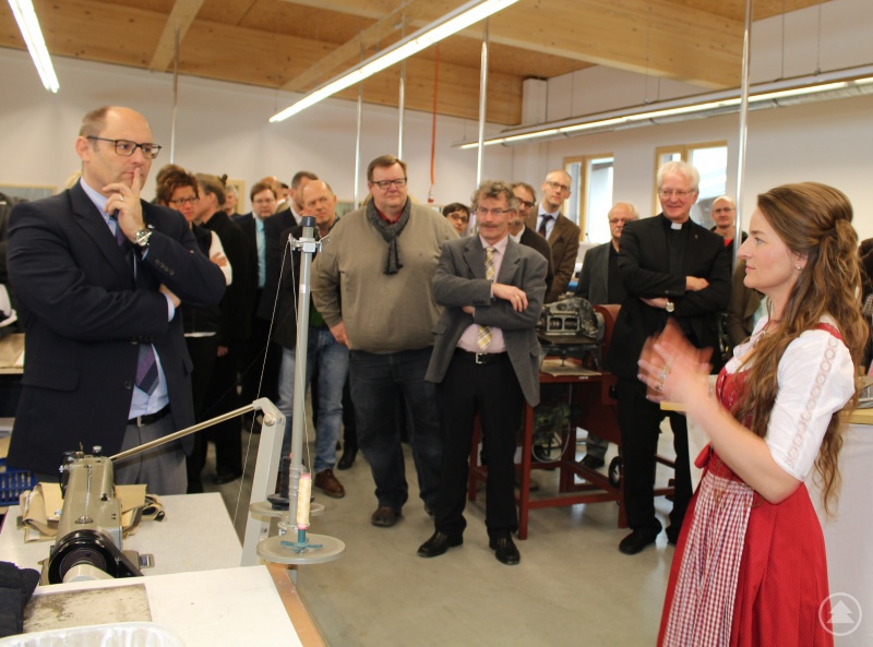 Maria Freund erklärte den Ehrengästen in der neuen Produktionshalle die einzelnen Schritte einer Lederhosen-Produktion.