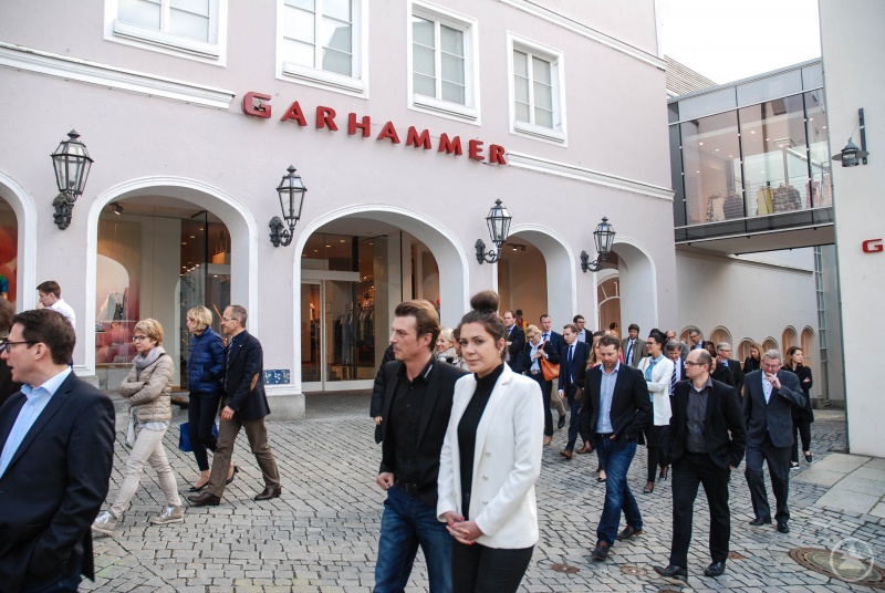 Über 50 Wirtschaftsjunioren aus Passau und Freyung-Grafenau nahmen an der Betriebsbesichtigung des Modehauses Garhammer in Waldkirchen teil