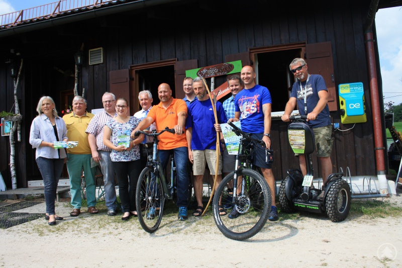 v.l. Susanne Wagner, Ludwig Steckbauer (Stadtrat Zwiesel), Johannes Garhammer (Reif Systemtechnik), Elisabeth Unnasch (ARBERLAND REGio GmbH), Herbert Unnasch, Florian Hollmann, Max Sporer, Stefan Zimmermann, Andreas Huber, Oliver Leitl, Matthias Heymann.